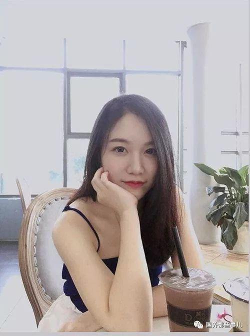 越南女老師長得太漂亮，學(xué)生忍不住偷拍照片讓她走紅網(wǎng)絡(luò)