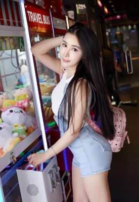 翹臀美女圖片(性感豐滿美臀美女緊身牛子褲外拍圖片2)