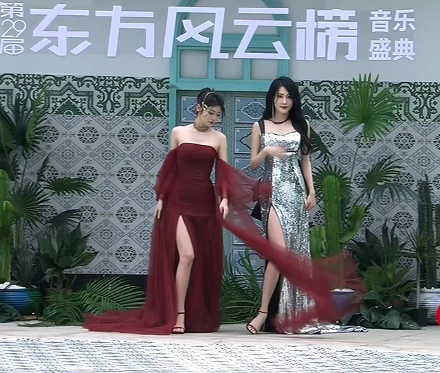 風云榜紅毯生圖：副乳、排骨胸、高開叉走光，露得越多越尷尬