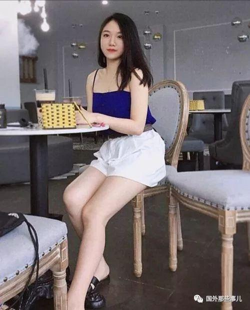 越南女老師長得太漂亮，學(xué)生忍不住偷拍照片讓她走紅網(wǎng)絡(luò)