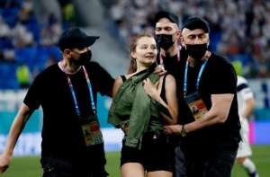 緊身衣美女(歐洲杯一天兩人沖場緊身衣長腿美女搶鏡，被擒獲后得到紳士對待)