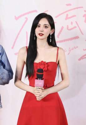 30歲女人照片(30歲娜扎太驚艷了穿花朵裙白到發光，被劉以豪浪漫求婚發喜糖)