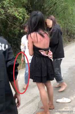 撕開美女的衣服(打人兇手就是他們，13歲女孩衣服被扒光，遭同學(xué)群毆，網(wǎng)友：嚴(yán)懲)