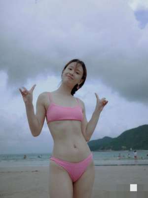 女生穿泳裝(李夢穿粉色比基尼踩三輪車，皮膚白皙瘦而不柴，純欲氛圍拉滿)