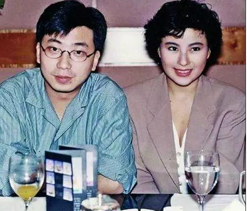 她是“被遺忘的港姐”，為走紅拍三級裸體出鏡，今56歲成豪門艷婦