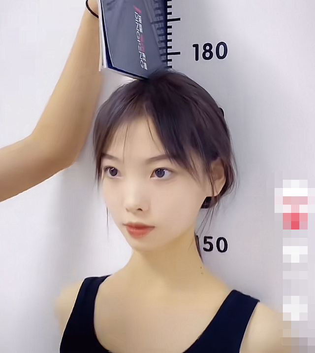 又一藝考女生走紅，氣質出眾顏值高，網友直呼“從頭美到腳”