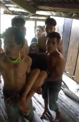 美女被綁架圖片(惡俗印尼女子被一群陌生男子綁走，強(qiáng)迫結(jié)婚，當(dāng)?shù)卮迕窳?xí)以為常)