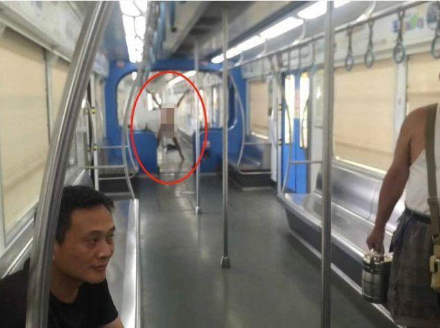 女子在輕軌上瘋狂撕咬陌生乘客，跪地舔食血跡，還脫光衣服……