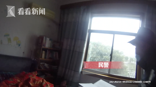 賴床被教育，6歲女孩報警求救：你們快來，哥哥和奶奶打我屁股