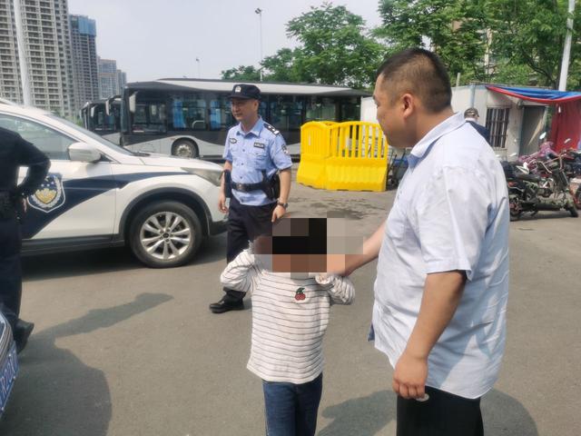 迷糊女孩獨(dú)自上公交 暖心司機(jī)請民警為她找家人