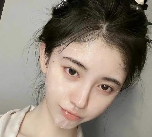 “素顏無人識”的8位女星，熒幕前絕美女神，卸妝后：大姐你哪位