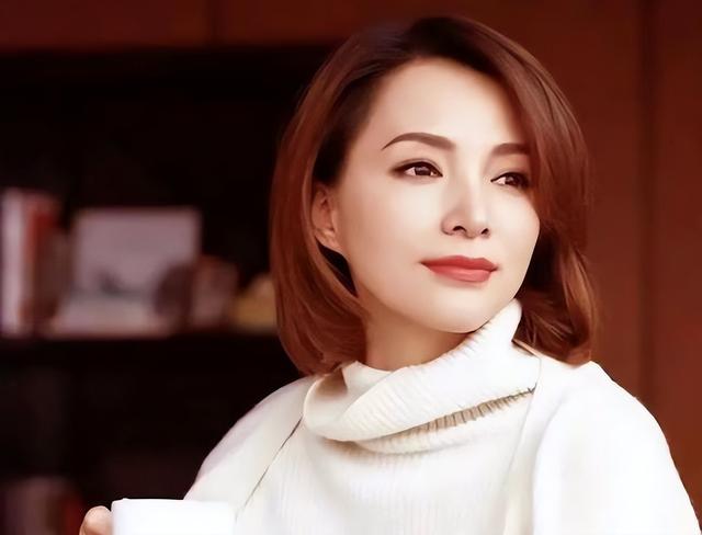“素顏無人識”的8位女星，熒幕前絕美女神，卸妝后：大姐你哪位