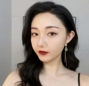 黑人美女(回顧：女網紅曬黑人男友，并稱男友在倫敦有三套房，卻遭網友質疑)