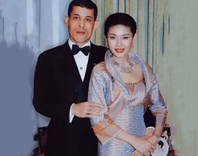 14年泰國艷麗王妃爆丑聞,赤身裸體趴地喂狗,圍觀者錄下驚悚一幕