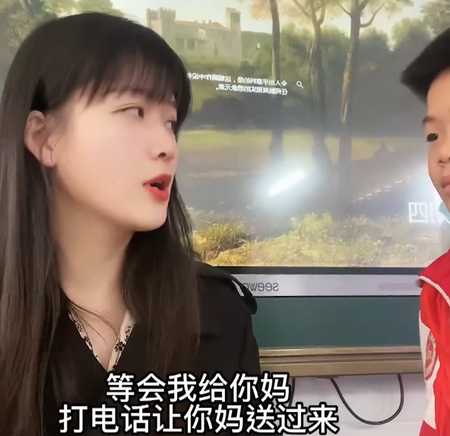 周老師：90后美女老師火出圈，和學(xué)生斗智斗勇，被指有失職業(yè)操守