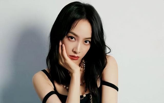 “素顏無人識”的8位女星，熒幕前絕美女神，卸妝后：大姐你哪位