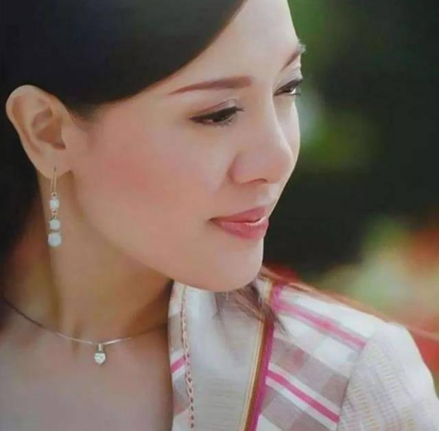2014年泰國最美王妃，被爆出赤裸趴地給狗喂食，全程多人圍觀錄像