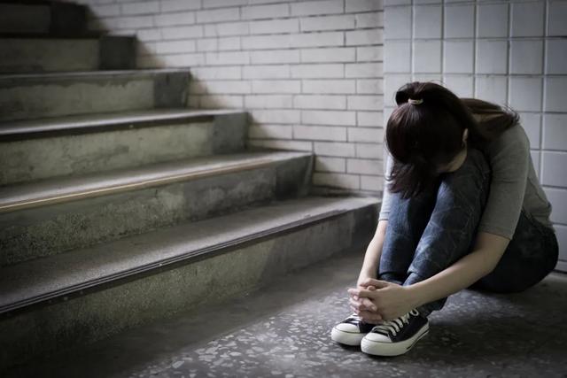 湖南少婦每月10次帶流浪漢回家發(fā)生關(guān)系，丈夫死不離婚