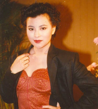 她是“被遺忘的港姐”，為走紅拍三級裸體出鏡，今56歲成豪門艷婦