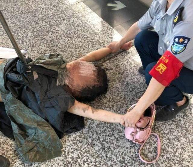 女子在輕軌上瘋狂撕咬陌生乘客，跪地舔食血跡，還脫光衣服……