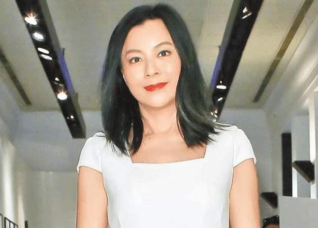 她是“被遺忘的港姐”，為走紅拍三級裸體出鏡，今56歲成豪門艷婦