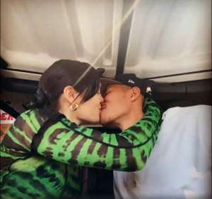 男人和女人接吻視頻(秀恩愛結石姐與男友甜蜜接吻 兩人嬉笑玩鬧撒狗糧)