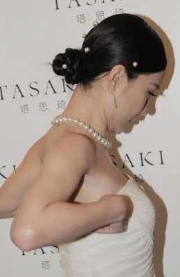 抹胸裙美女(霍思燕穿衣好大膽，抹胸裙嫵媚又性感)