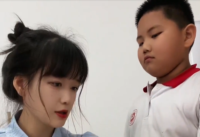 周老師：90后美女老師火出圈，和學(xué)生斗智斗勇，被指有失職業(yè)操守