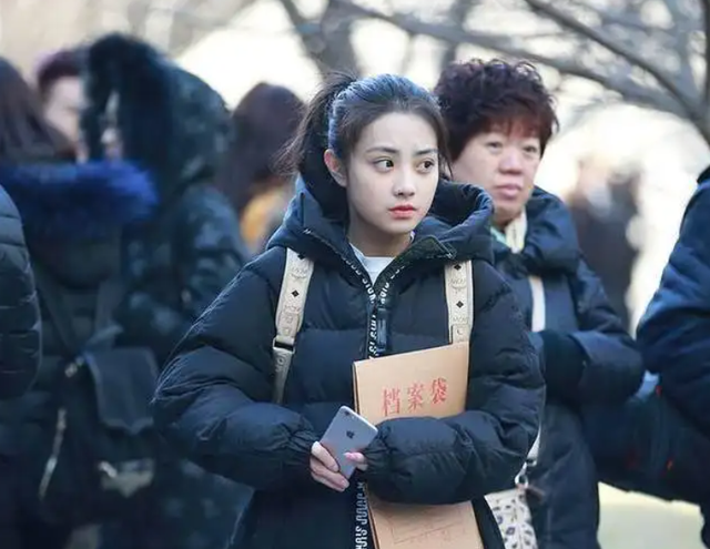 又一藝考女生走紅，氣質出眾顏值高，網友直呼“從頭美到腳”