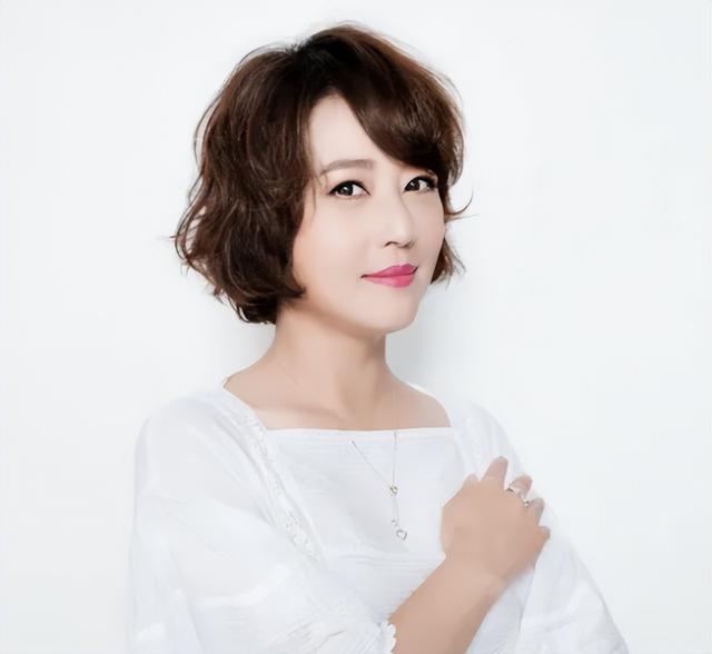 15位一眼萬年的短發美女，年輕時個個美到窒息，今有人網上求工作