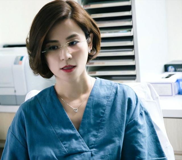 15位一眼萬年的短發美女，年輕時個個美到窒息，今有人網上求工作
