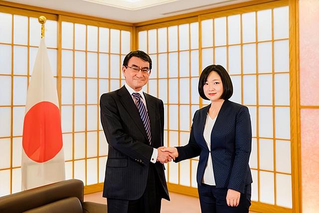 鳳凰駐日美女記者又惹爭議：借日本暗諷中國詐騙多？網(wǎng)友打臉