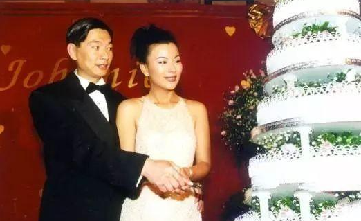 她是“被遺忘的港姐”，為走紅拍三級裸體出鏡，今56歲成豪門艷婦