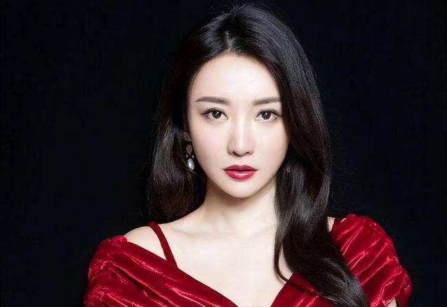 “素顏無人識”的8位女星，熒幕前絕美女神，卸妝后：大姐你哪位