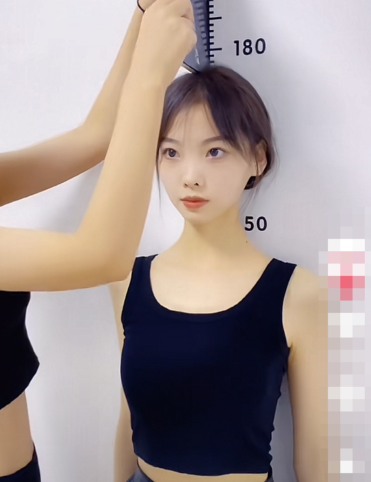 又一藝考女生走紅，氣質出眾顏值高，網友直呼“從頭美到腳”