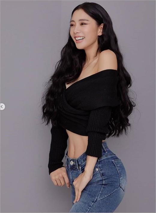 韓國女藝人Clara社交網(wǎng)站發(fā)照秀迷人身材