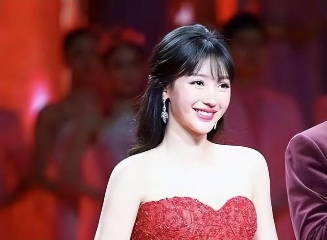 “素顏無人識”的8位女星，熒幕前絕美女神，卸妝后：大姐你哪位