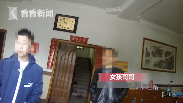 賴床被教育，6歲女孩報警求救：你們快來，哥哥和奶奶打我屁股