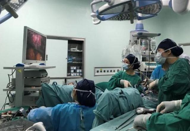 16歲女孩卵巢破裂！打開腹腔醫生驚呆了！請提醒身邊女性注意