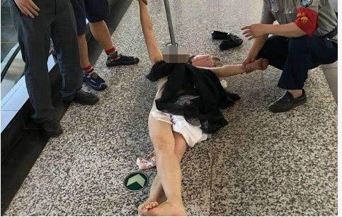 女子在輕軌上瘋狂撕咬陌生乘客，跪地舔食血跡，還脫光衣服……