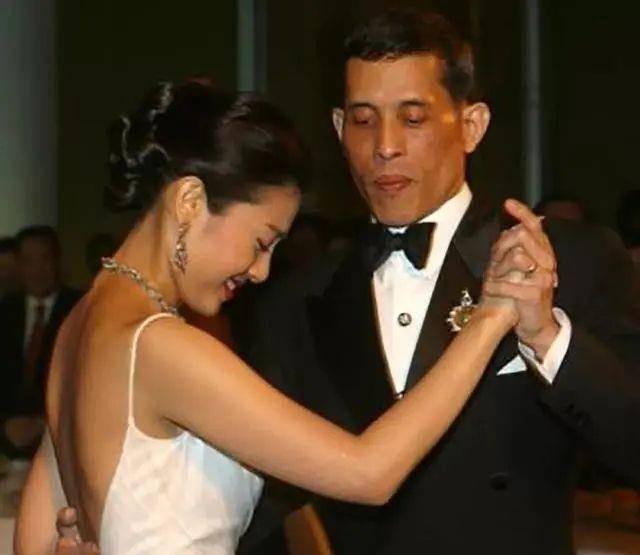 2014年泰國最美王妃，被爆出赤裸趴地給狗喂食，全程多人圍觀錄像
