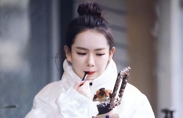 “素顏無人識”的8位女星，熒幕前絕美女神，卸妝后：大姐你哪位