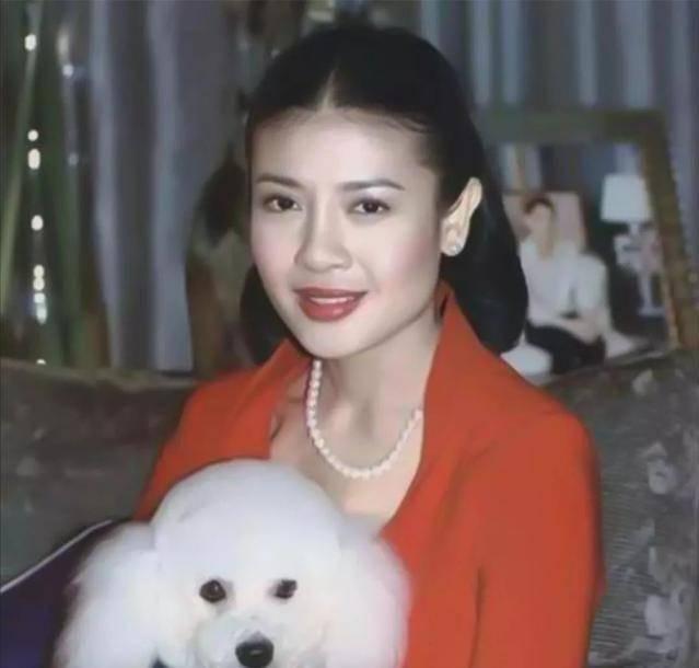 2014年泰國最美王妃，被爆出赤裸趴地給狗喂食，全程多人圍觀錄像