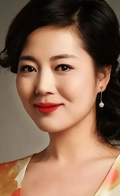 “農村一姐”王茜華：風光背后有心酸，二婚嫁導演苦盡甘來