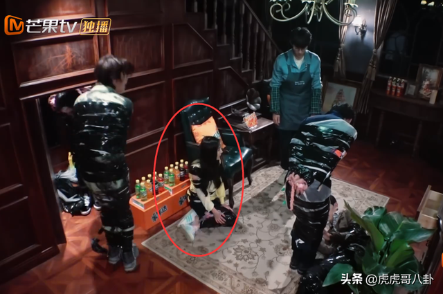 《密室》楊冪的“美人坐姿”火了！全身被膠帶綁住的一刻，差點