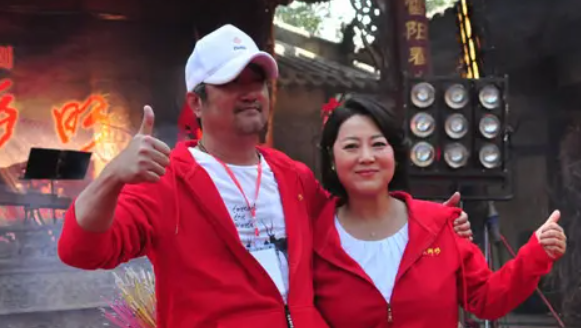 “農村一姐”王茜華：風光背后有心酸，二婚嫁導演苦盡甘來