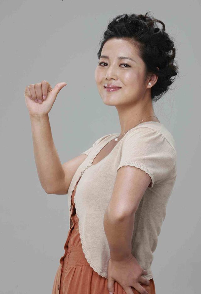 “農村一姐”王茜華：風光背后有心酸，二婚嫁導演苦盡甘來