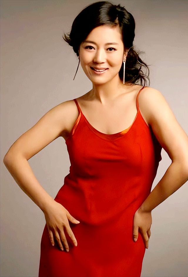 “農村一姐”王茜華：風光背后有心酸，二婚嫁導演苦盡甘來