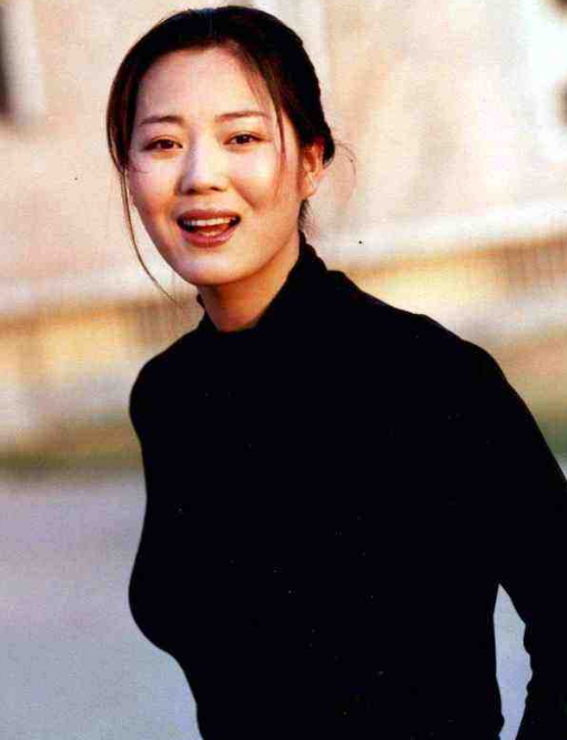 “農村一姐”王茜華：風光背后有心酸，二婚嫁導演苦盡甘來
