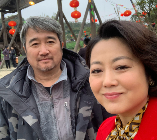 “農村一姐”王茜華：風光背后有心酸，二婚嫁導演苦盡甘來